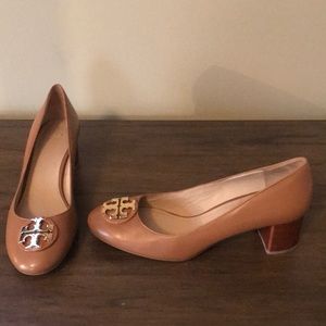 Tory Burch Chelsea Medallion Pumps
